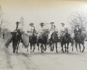 Jorge Cafrune junto a los gauchos en Mosconi, entre ellos Don Carlos Manuel Córdova.