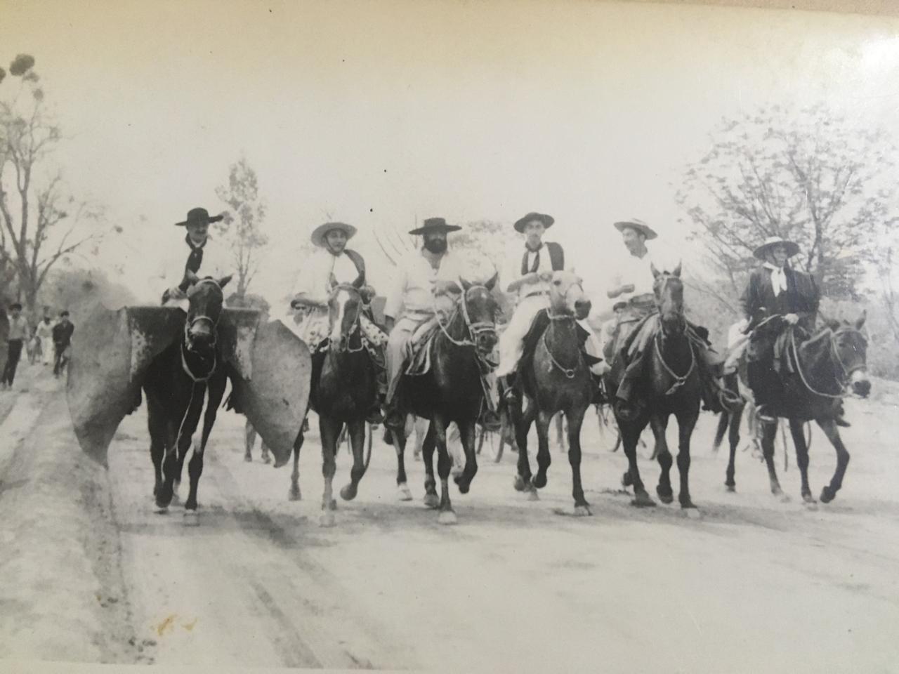 Jorge Cafrune junto a los gauchos en Mosconi, entre ellos Don Carlos Manuel Córdova.